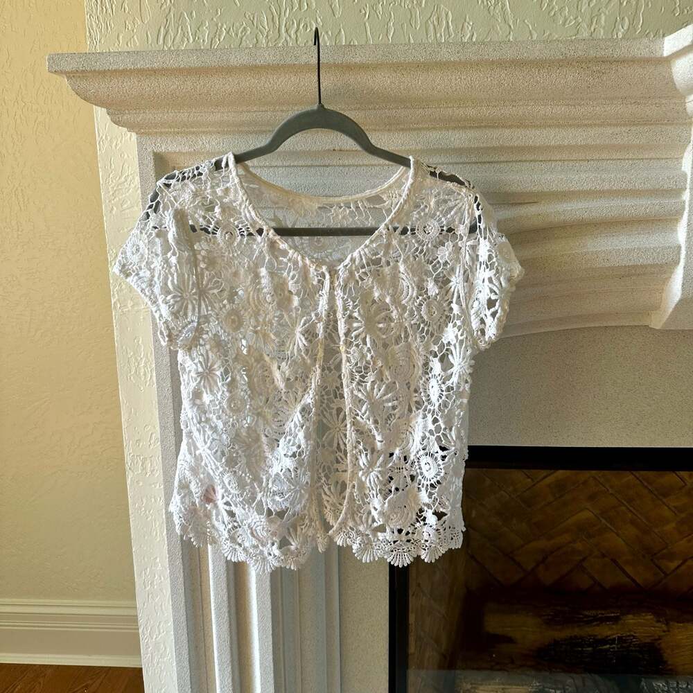 No Boundaries Women's White Floral Crochet Lace Short Sleeve Bolero Shrug